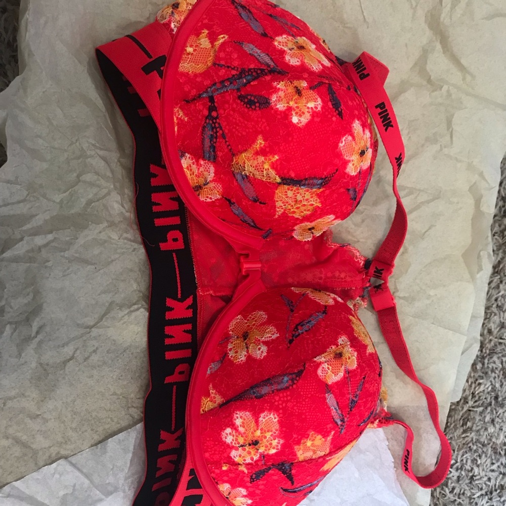 Victoria’s Secret 34D bra